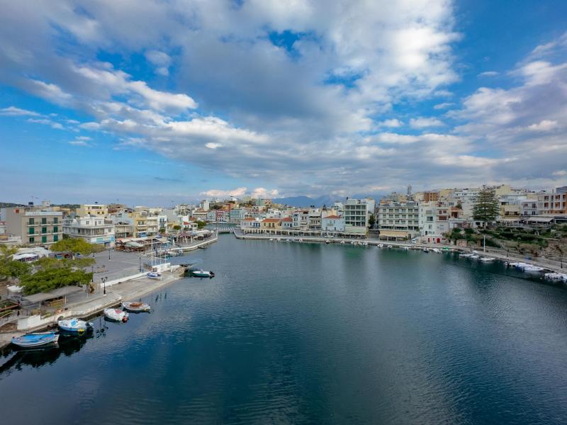 5 - Seaside town Grece.jpg